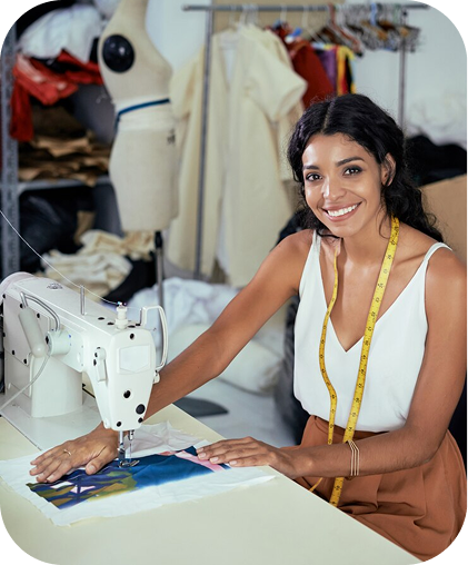 Mulher manuseando uma máquina de costura.